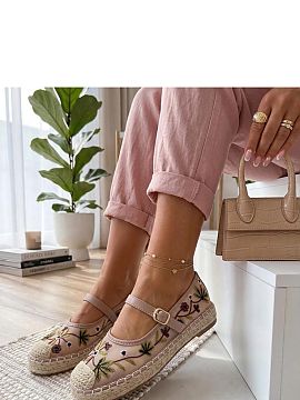 Espadrilky Solea  Úžasné espadrily s vyšívanými kvetmi sú ideálnou voľbou na teplé letné dni. Vyrobené z ľahkej látky, očarujú jemným, žensk