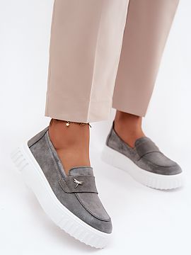 Poltopánky na platforme Step in style  Topánky pre ženy zo zamszovej prírodnej kože sú pohodlnou a štýlovou ponukou na každý deň. Univerzálny strih spôsobuje, že skve