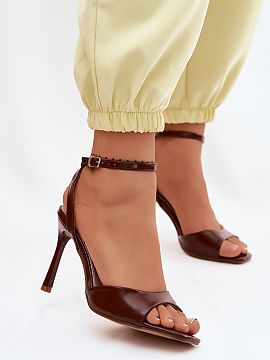 Sandále na podpätku Step in style  Elegantné dámske sandále na opätku vyrobené z imitácie kože sú ideálnou voľbou pre ženy, ktoré oceniajú štýl a ženský vzhľ