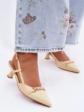 Sandále na podpätku Step in style  Elegantné dámske sandále vyrobené z vysoko kvalitnej ekokože sú ideálnou ponukou pre ženy, ktoré oceniajú štýl a jemnú ženskos