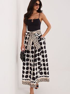 spódnica Factory Price  Dámska midi sukňa je elegantná a univerzálna ponuka, ktorá sa skvele hodí nielen do každodenných štýlov, ale aj do práce alebo na