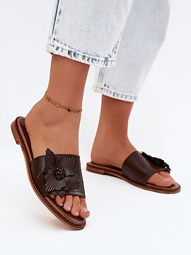 Papuče Step in style  Dámske sandále z prírodnej kože sú štýlovým a pohodlným návrhom na teplé dni. Klasický strih robí model dokonalým doplnkom k b