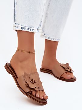 Papuče Step in style  Dámske sandále z prírodnej kože sú štýlovým a pohodlným návrhom na teplé dni. Klasický strih robí model ideálnym doplnkom k be