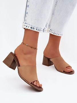 Klapky na opätku Step in style  Ženské kožené sandále s nízkym opätkom sú elegantnou ponukou pre ženy, ktoré oceňujú klasiku v modernom prevedení. Jednoduchý,