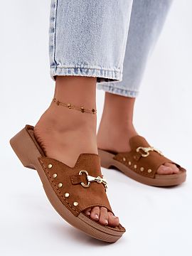 Papuče Step in style  Ženské sandále značky INBLU, vyrobené z prírodného semišu, sú elegatnou a pohodlnou voľbou na každý deň. Sú umiestnené na plo