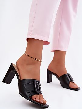 Klapky na opätku Step in style  Dámske sandále z imitácie kože od značky Vinceza sú elegantnou ponukou na teplé dni. Klasický strih spôsobuje, že model skvele lad