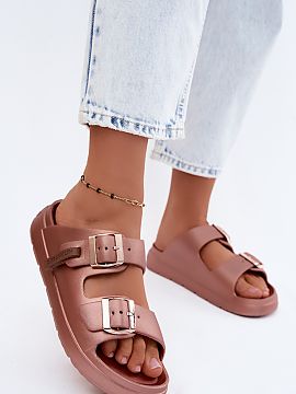 Klapky na platforme Step in style  Členkové sandále značky D.Franklin sú ideálnou letnou ponukou pre ženy, ktoré oceňujú pohodlie a moderný štýl. Vyrobené z ľah