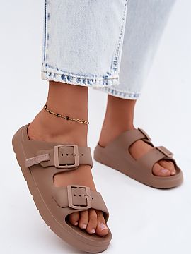 Klapky na platforme Step in style  Dámske papuče značky D.Franklin sú ideálnou letnou ponukou pre ženy, ktoré oceniajú pohodlie a moderný štýl. Vyrobené z ľahkej 