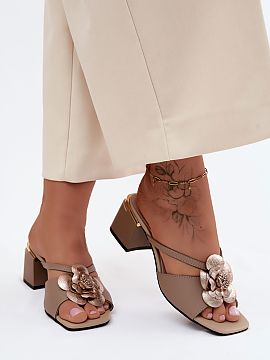 Klapky na opätku Step in style  Dámske sandále z prírodnej kože na podpätku typu kocúr sú elegantnou ponukou vytvorenou s ohľadom na výnimočné príležitosti. Kl