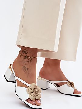Klapky na opätku Step in style  Ženské sandále z prírodnej kože na podpätku typu kocka sú elegantnou ponukou vytvorenou s ohľadom na špeciálne príležitosti. Kla
