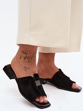 Papuče Step in style  Dámske sandále z prírodnej semišovej kože sú elegantnou a pohodlnou voľbou na teplé dni. Klasický strih robí model vynikajúco kom