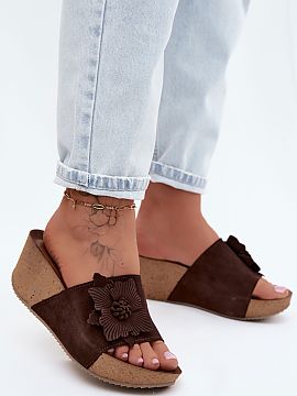 Platforma Step in style  Členkové sandále pre ženy z prírodného semišu na korkovom podpätku sú mimoriadne štýlový a ženský návrh na teplé dni. Ich ľ