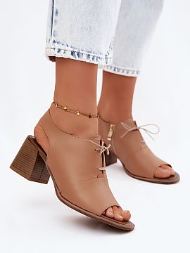Sandále na opätkoch Step in style  Dámske sandále z prírodnej kože sú štýlovou ponukou pre ženy, ktoré oceniajú eleganciu a pohodlie. Model s nízkym podpätkom jemn