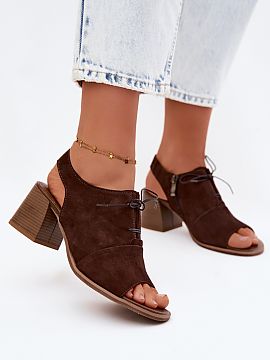 Sandále na opätkoch Step in style  Dámske sandále z prírodnej kože sú štýlovým návrhom pre ženy, ktoré oceniajú eleganciu a pohodlie. Model s jemným opätkom jemn