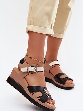Platforma Step in style  Dámske sandále z prírodnej kože od značky Artiker sú pohodlnou a štýlovou voľbou na teplé dni. Starostlivo vyrobené zabezpečujú