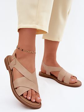 Sandále Step in style  Dámske ploché sandále z ekokože sú univerzálnou a štýlovou ponukou na teplé dni. Klasický strih umožňuje ľahko kombinovať mode