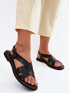 Sandále Step in style  Sandále pre ženy s plochou podrážkou z ekokože sú univerzálnou a štýlovou ponukou na teplé dni. Klasický strih umožňuje model �