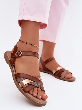 Sandále Step in style  Dámske sandále z ekokože sú pohodlnou a štýlovou voľbou na teplé dni. Plochý strih zabezpečuje pohodlie pri každodennom nosení, 
