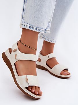 Platforma Step in style  Dámske sandále z ekokože na jemnom podpätku sú pohodlnou a funkčnou voľbou na teplé dni. Ľahký strih zaručuje, že model je ideá