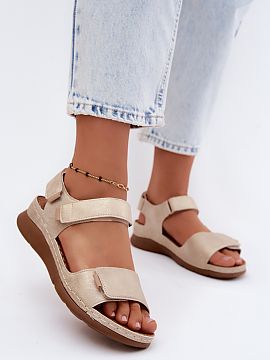 Platforma Step in style  Dámske sandále z ekokože na jemnom klíne sú pohodlnou a funkčnou voľbou na teplé dni. Ľahký strih robí tento model ideálnym pre 