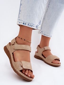 Platforma Step in style  Dámske sandále z ekokože na jemnom klinu sú pohodlnou a funkčnou voľbou na teplé dni. Ľahký strih zaisťuje, že model je ideálny 