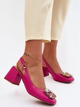 Lodičky na opätku Step in style  Dámske topánky z prírodnej kože sú efektnou a elegantnou ponukou na výnimočné príležitosti. Model s odhalenou pätou vyzerá žens