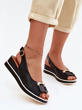Platforma Step in style  Dámske sandále z prírodnej kože od značky Artiker sú elegantnou voľbou na teplé dni. Tento model skvele dopĺňa denné aj elegantn�