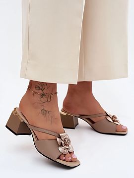 Klapky na opätku Step in style  Dámske sandále z prírodnej kože na podpätku typu kocúr sú elegantnou ponukou vytvorenou s ohľadom na výnimočné príležitosti. Kl