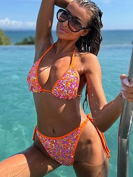 Vrchný diel plaviek Axami  Klasický bikinový podprsenka s trojuholníkovými košíčkami je nadčasový střih, který krásně zdůrazňuje ženskou siluetu. Šně