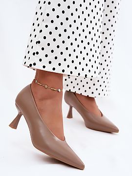 Lodičky na opätkoch Step in style  Čižmy z eko kože sú elegantnou ponukou pre ženy, ktoré oceniajú klasiku v modernom vyhotovení. Štýlový strih dokonale podčiarkuj