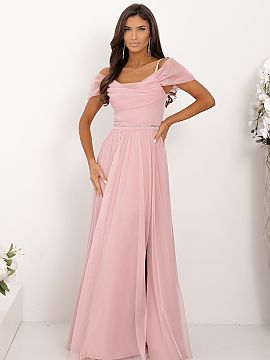 Dlhé šaty With You  Pudrové večerné šaty s rozparkom a odkrytými ramenami sú kvintesenciou elegancie a ženskosti. Vyrobené z ľahkého, vzdušného mate