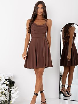 Krátke šaty With You  Elegantný šaty s ženským strihom, ideálne pre večernú a príležitostnú zbierku. Model je vyrobený z ľahkého, jemne padajúceho m