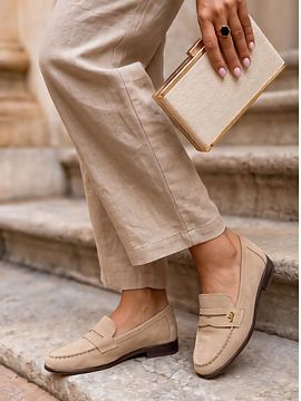 Mokasíny Step in style  Topánky vyrobené z imitácie semišu sú elegantnou a pohodlnou ponukou na každý deň. Klasický strih v kombinácii s modernými detail