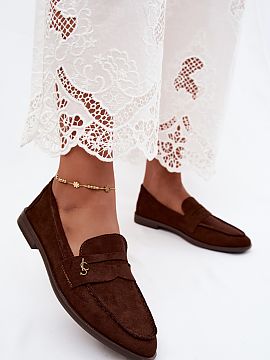 Mokasíny Step in style  Mokasíny vyrobené z imitácie semišu sú elegantnou a pohodlnou ponukou na každý deň. Klasický strih v kombinácii s modernými detai