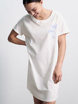 Nočná košeľa Triumph  Nočná košeľa s krátkym rukávom NIGHTDRESSES 10221117-00GZ je modernou ponukou pre ženy, ktoré oceniajú pohodlie, jednoduchosť a je