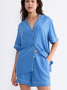 Boxerky Triumph  Šortky z dámskej nočnej pyžamy Amourette Jacquard 10227207-005J sú elegantnou ponukou z nočnej kolekcie, ktorá kombinuje luxusný vzh