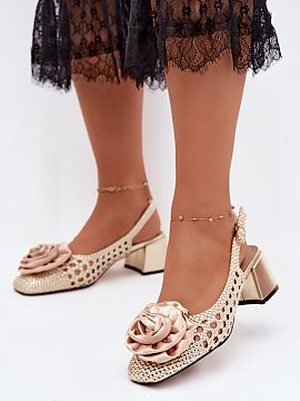 Sandále na opätkoch Step in style  Dámske sandále od značky Artiker sú elegantnou ponukou na letné dni a špeciálne príležitosti. Vyhotovené z pláteného materiálu,