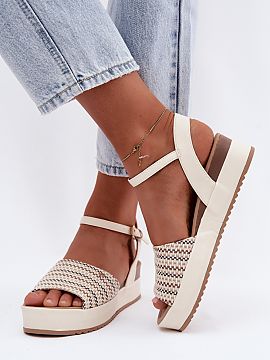 Platforma Step in style  Dámske sandále na platforme značky Wrangler sú štýlovým a pohodlným návrhom na teplé dni. Ich univerzálny strih perfektne dopĺň