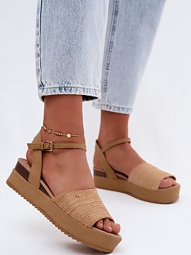 Platforma Step in style  Dámske sandále na platforme od značky Wrangler sú štýlovým a pohodlným návrhom na teplé dni. Ich univerzálny strih perfektne dop�