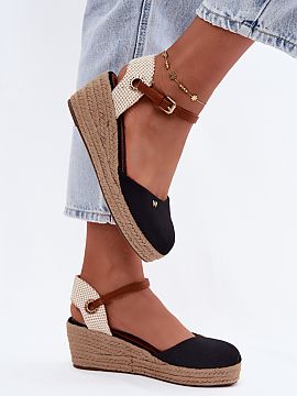 Platforma Step in style  Dámske sandále typu espadrily na kotníku od značky Wrangler sú štýlovou ponukou na teplé dni, ktorá skvele kombinuje ženský vzhľ