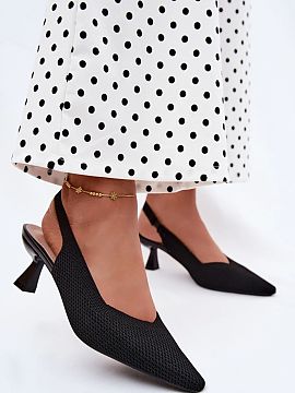 Sandále na opätkoch Step in style  Dámske sandále vyrobené z textilného materiálu sú ponukou pre ženy, ktoré si vážia jemnosť a štýlový vzhľad. Jemná faktúra 