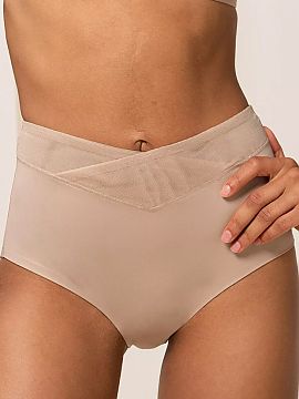Bedrové nohavičky Triumph  Figi maxi True Shape Sensation 10162228 v svetlo béžovej farbe sú modelom formujúcej bielizne, ktorý jemne upravuje postavu a zostáva 