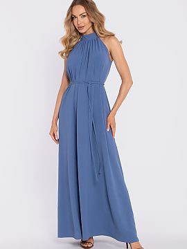 Šaty na deň Moe  Elegantný maxi šaty vyrobené z ľahkej látky s výraznou štruktúrou (krepu) a matným povrchom sú návrhom, ktorý kombinuje jemnú e