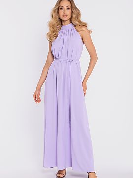 Šaty na deň Moe  Elegantné maxi šaty vyrobené z ľahkej látky s výraznou štruktúrou (krepu) a matným povrchom sú návrhom, ktorý kombinuje jemnú e