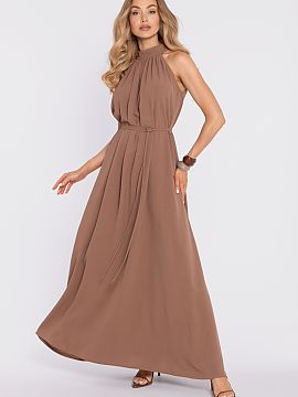 Šaty na deň Moe  Elegantné maxi šaty vyrobené z ľahkej látky s výraznou štruktúrou (krepy) a matným povrchom sú návrhom, ktorý kombinuje jemnú e
