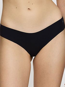 String Triumph  Stringi Flex Smart Highleg 10214469-0004 sú moderné spodné prádlo navrhnuté s maximálnym pohodlím a plnou diskréciou pod oblečením
