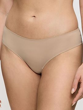 String Triumph  Stringi Lovely Micro Brazilian 10182554 sú modelom s nízkym strihom, ktorý kombinuje každodenný komfort s jemnou, ženskou estetikou. V