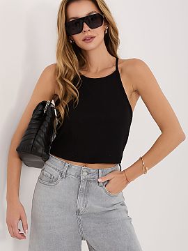 Top Sublevel  Štýlový dámsky top s krátkym strihom vyrobený z elastického prúžkovaného materiálu z polyesteru, viskózy a elastanu. Tkanina je 
