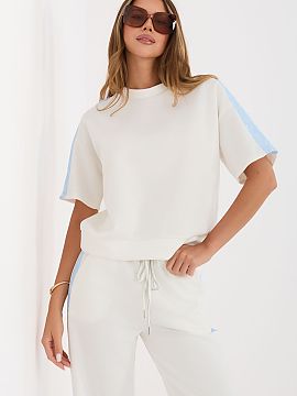 Blúzka Factory Price  Blúzka dámska s univerzálnym charakterom je ideálnou voľbou na každý deň a do práce v menej formálnom štýle. Jej minimalistický