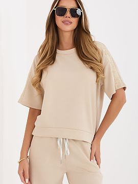 Blúzka Factory Price  Dámska blúzka s univerzálnym charakterom je ideálnou voľbou na každý deň aj do práce v menej formálnom štýle. Jej minimalistick�